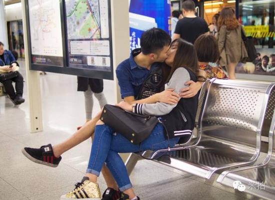 他拍遍了在地铁上接吻的痴情男女