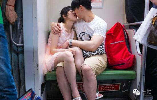 他拍遍了在地铁上接吻的痴情男女
