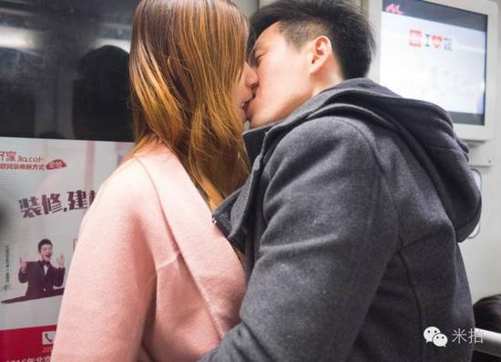 他拍遍了在地铁上接吻的痴情男女
