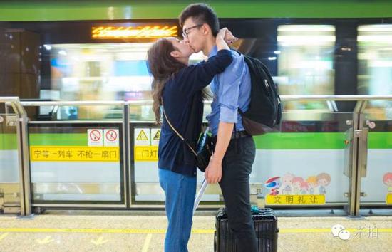 他拍遍了在地铁上接吻的痴情男女