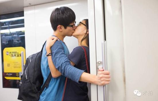 他拍遍了在地铁上接吻的痴情男女