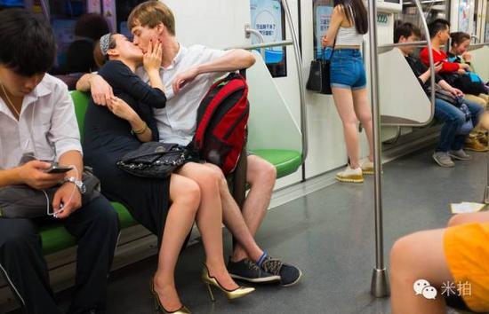 他拍遍了在地铁上接吻的痴情男女
