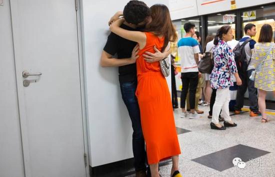 他拍遍了在地铁上接吻的痴情男女
