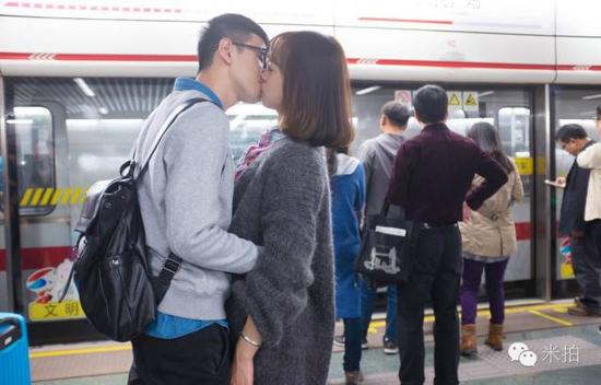 他拍遍了在地铁上接吻的痴情男女