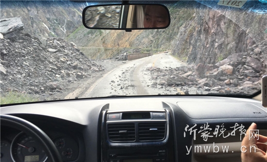 吉普车在滇藏线上遭遇山体滑坡。