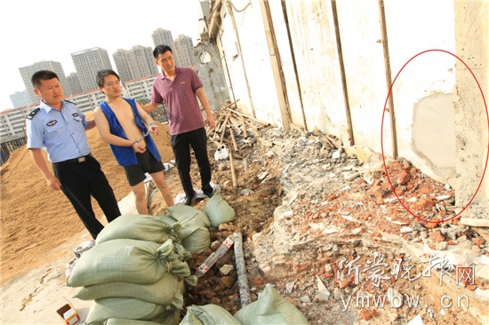 嫌疑人李某在指认作案现场。