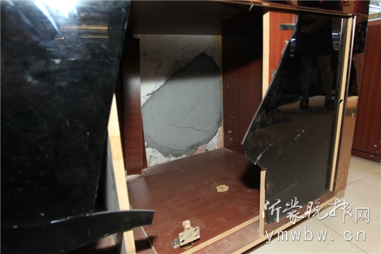 嫌疑人凿开西墙，进入金店实施盗窃。