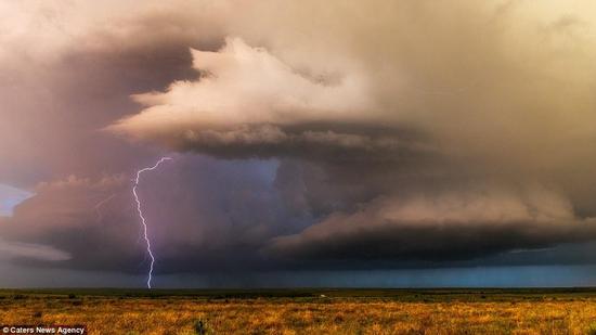 一道闪电连接天地，仿佛天国与人间的神秘通道由此而开。