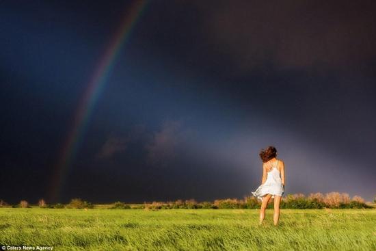暴风雨过后的天际，一轮彩虹初现。