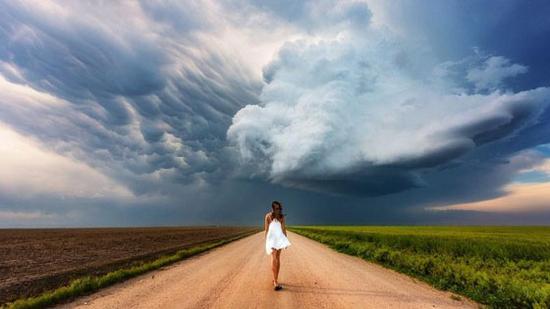 美女模特苦等8场龙卷风终成绝美大片