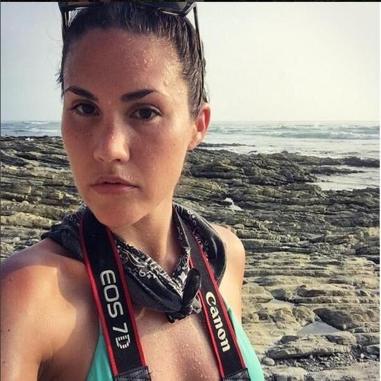 图为模特伊丽莎白的正面照。