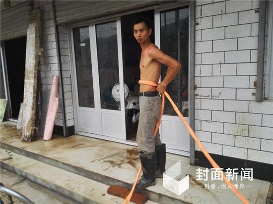 （崔彦廷介绍，当时他们就是这样栓着床单救助被洪水围困的少年。）