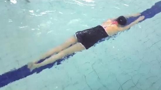 唐嫣学游泳晒露背泳衣照 大长腿抢镜身姿曼妙