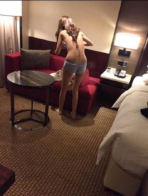 有网友爆料称王宝强带着律师和一帮人现场捉奸，而线索正是宋喆的妻子杨慧提供的。 