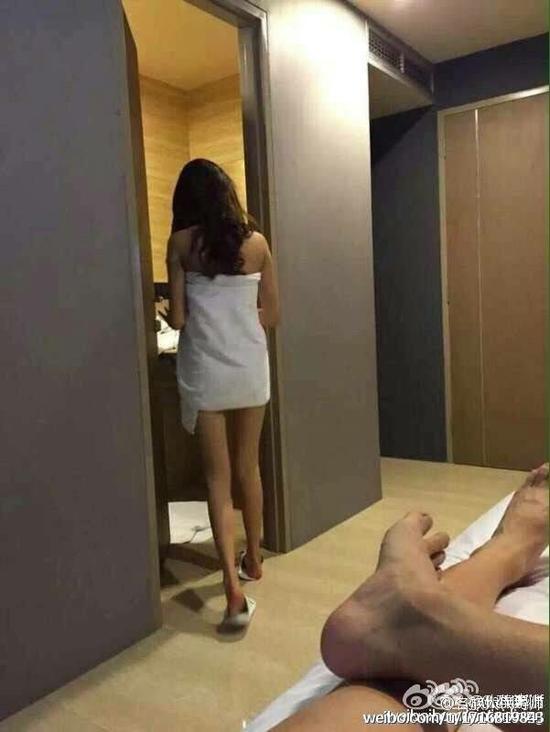 有网友爆料称王宝强带着律师和一帮人现场捉奸，而线索正是宋喆的妻子杨慧提供的。 