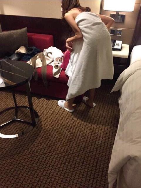 有网友爆料称王宝强带着律师和一帮人现场捉奸，而线索正是宋喆的妻子杨慧提供的。 