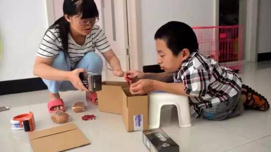 袖珍男孩和烧伤女孩的一天