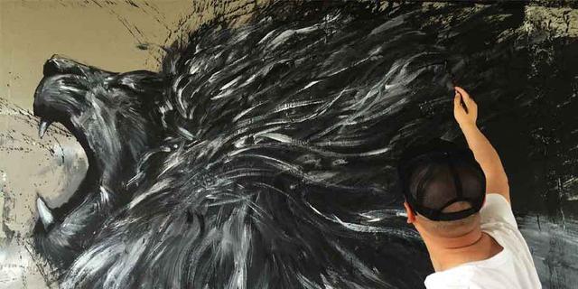 他在北京破墙上画了两只熊猫