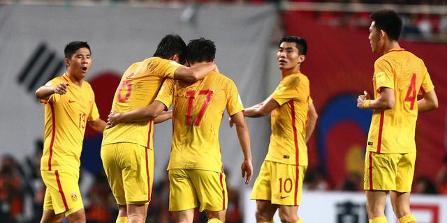 国足为什么身穿黄袍战韩国？