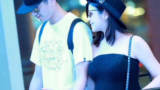 陈晓陈妍希甜蜜现身机场