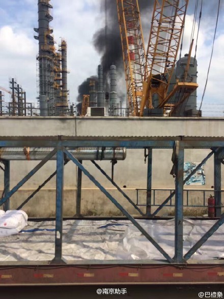 中石化南京炼油厂发生火灾