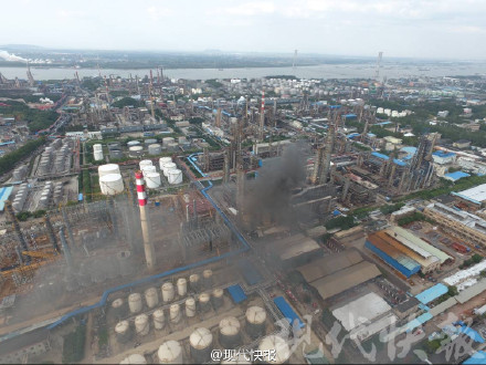 中石化南京炼油厂发生火灾