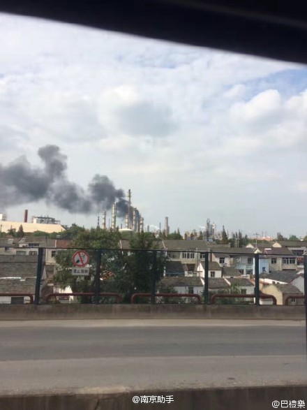 中石化南京炼油厂发生火灾