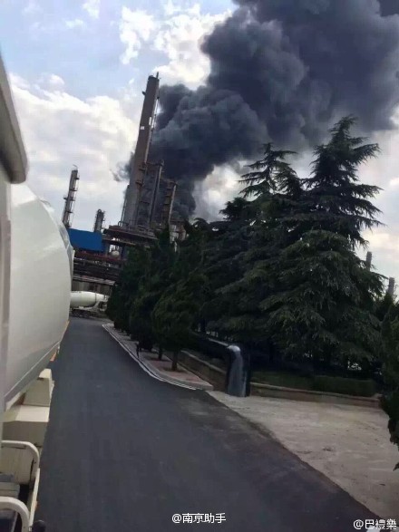 中石化南京炼油厂发生火灾