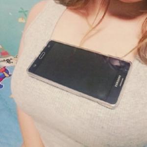 岛国妹子大玩胸部放手机挑战游戏