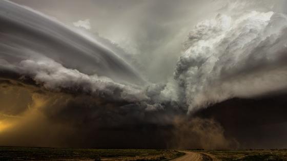 情侣玩命追龙卷风拍震撼大片