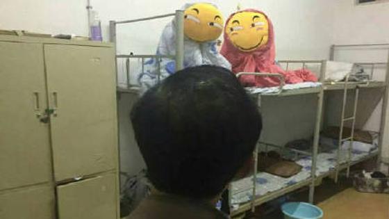 班主任查寝进门看到这个景象.....