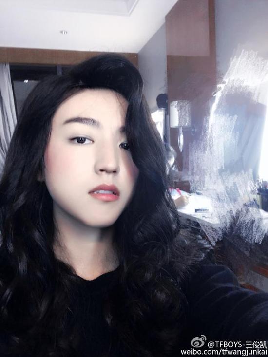 有颜任性！王俊凯女装软萌妩媚自由切换