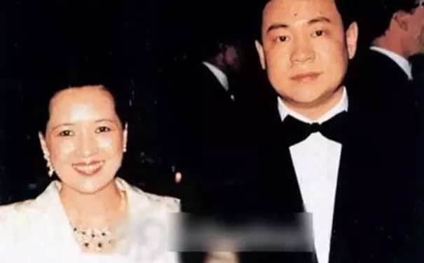 香港富豪吃午饭带四个保镖、防弹座驾护航