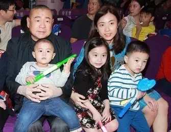 香港富豪吃午饭带四个保镖、防弹座驾护航