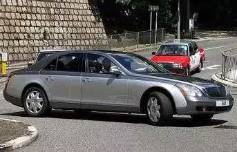 香港富豪吃午饭带四个保镖、防弹座驾护航