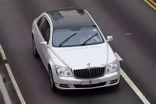 香港富豪吃午饭带四个保镖、防弹座驾护航