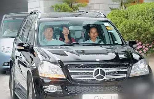 香港富豪吃午饭带四个保镖、防弹座驾护航