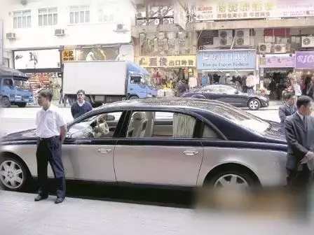 香港富豪吃午饭带四个保镖、防弹座驾护航