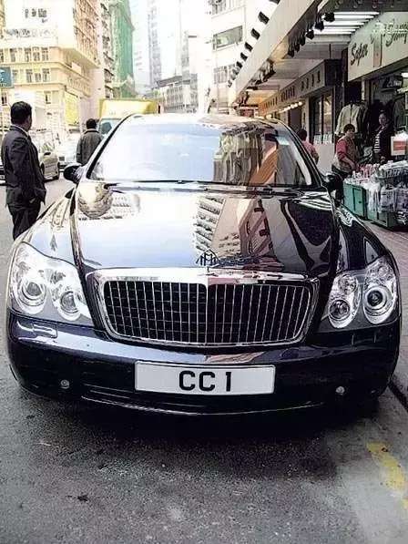 香港富豪吃午饭带四个保镖、防弹座驾护航