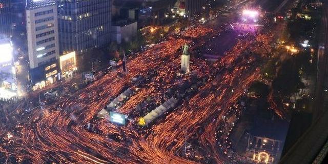 昨夜首尔光化门十万人集会，“朴槿惠下台”呼声不断