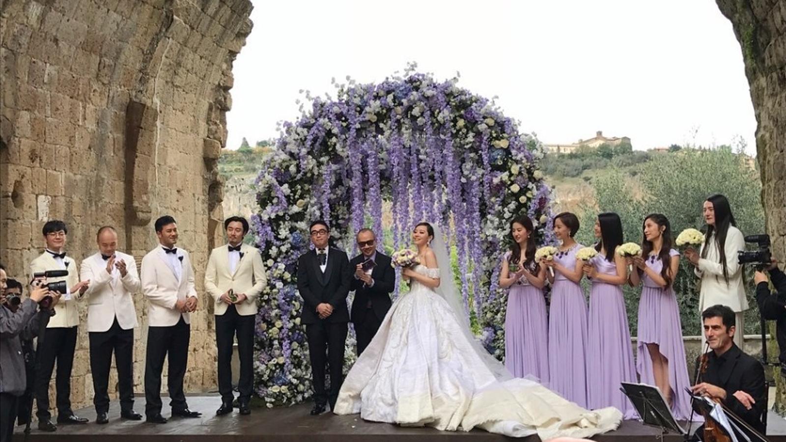 张靓颖冯轲婚礼牵手刘亦菲美