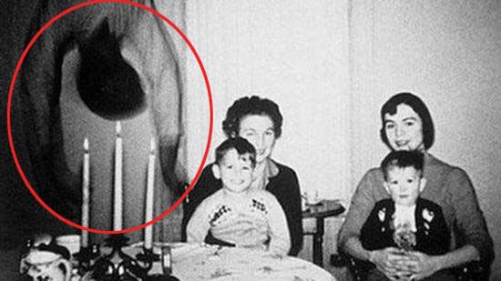 1. 库伯一家人搬入位于德州的新家后，全家人打算在客厅拍一张照片，没想到竟然有一具尸体从天花板掉了下来。许多人曾针对此照片调查后，但也没个令大家信服的答案。