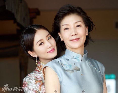 郑爽妈妈近照曝光 明星父母颜值高得惊人!