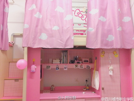 高校女生打造粉色系寝室