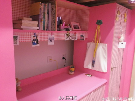 高校女生打造粉色系寝室