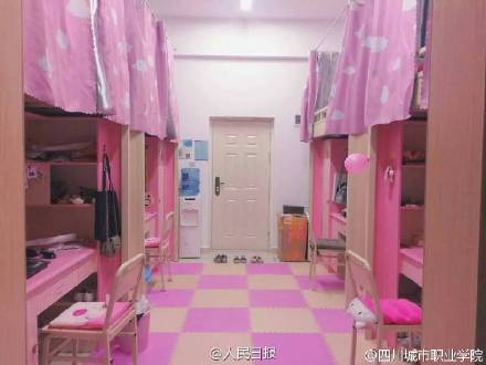 高校女生打造粉色系寝室