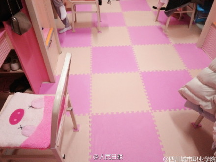 高校女生打造粉色系寝室