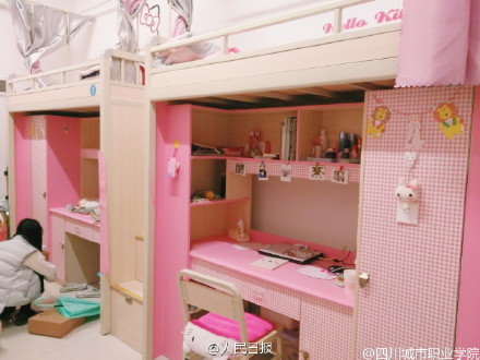 高校女生打造粉色系寝室