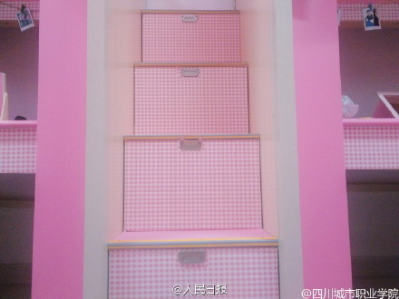 高校女生打造粉色系寝室