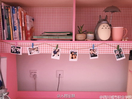 高校女生打造粉色系寝室